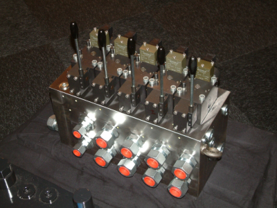 Blocs de distribution et manifolds hydrauliques
